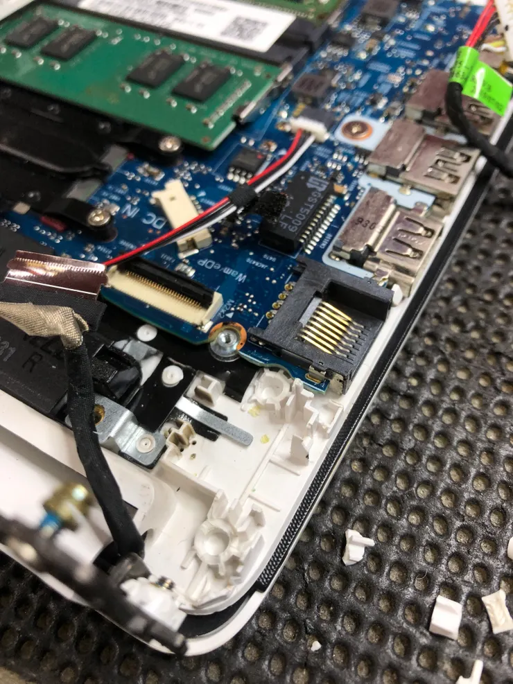 整個底座碎成一片...