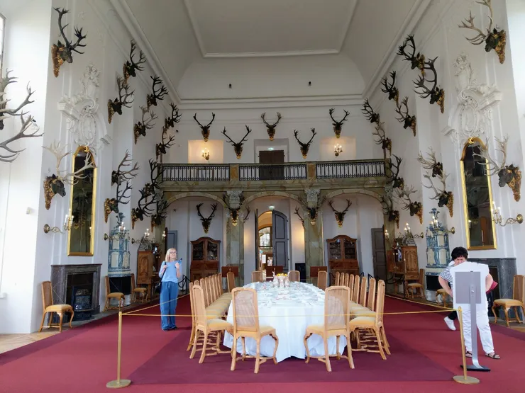 擺滿71 個鹿角的挑高餐廳