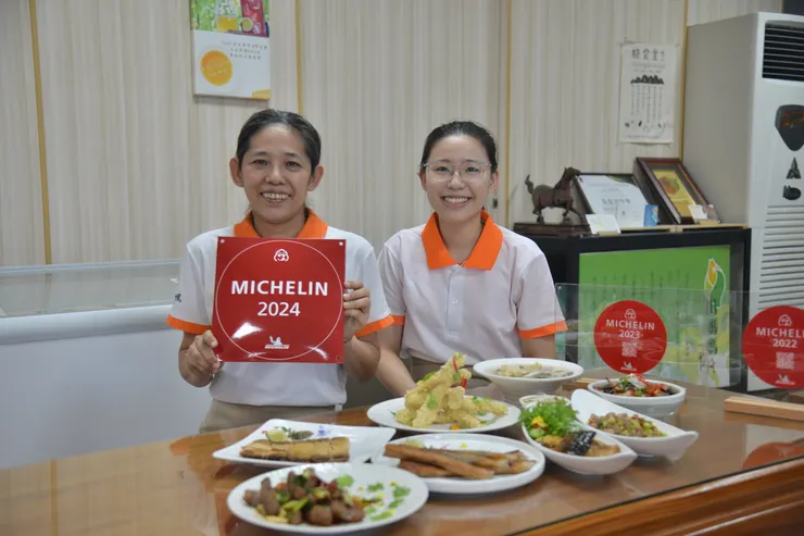長盈海味屋這對母女總是帶親切的笑容。