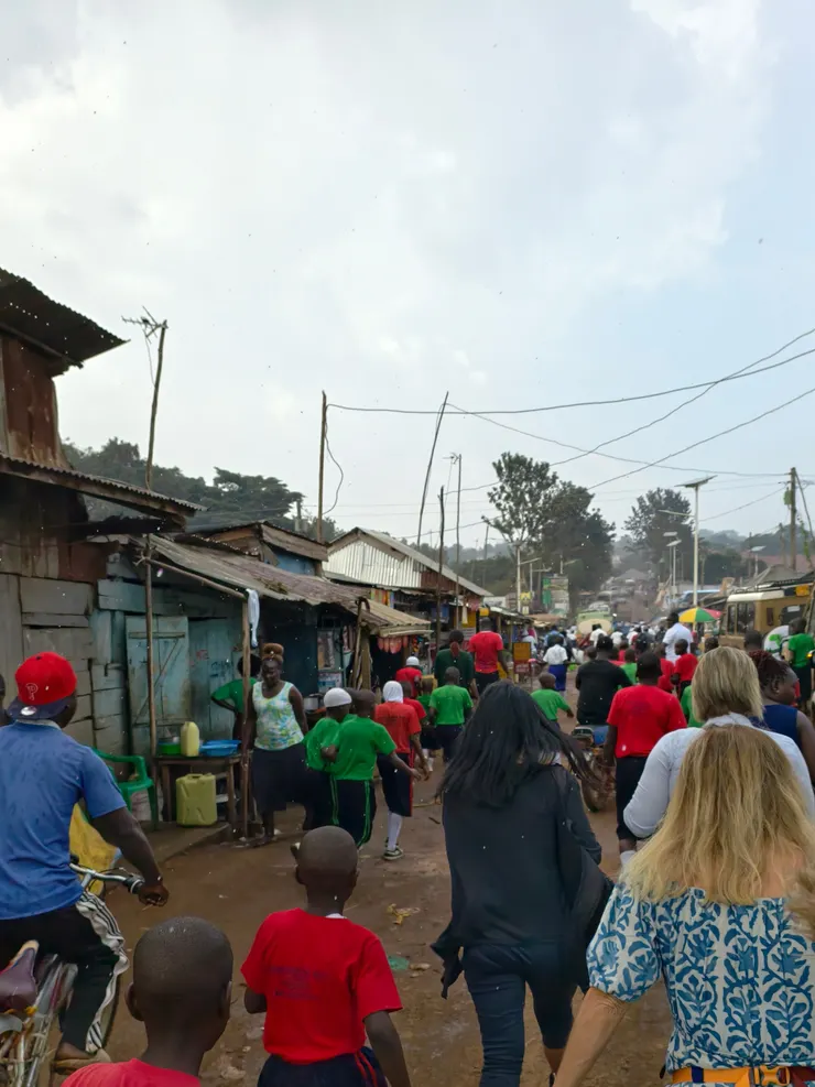 下雨了,大家跑起來!穿紅色及綠色衣服的是小學生。