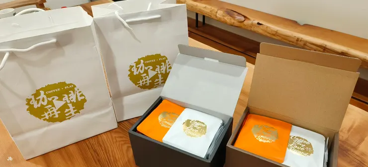 為金門兩位老朋友準備的上好咖啡掛耳包禮盒,向我喝了十幾年的咖啡再生訂購的。