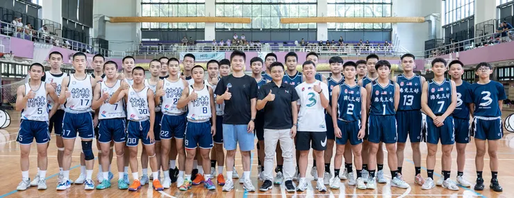竹林中學男子籃球隊參與國際高中籃球邀請賽合影