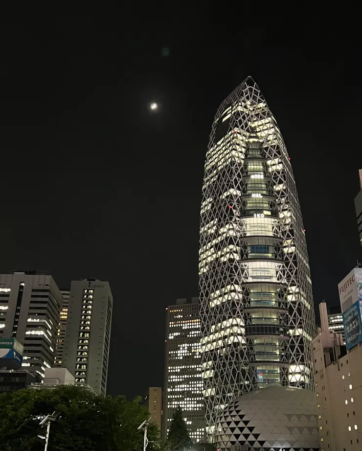 夜晚還是燈火通明的新宿