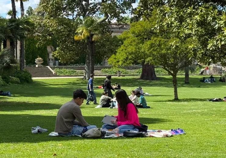 是戀人還是朋友？他們坐下來攤開畫本開始繪畫，好美的畫面