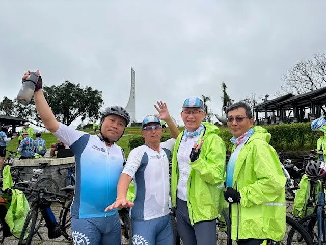 與北回歸線合照(我與Bike、中志、Wisdom)