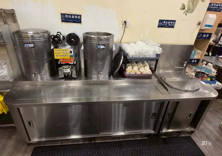 內用提供冬瓜茶、每日例湯,杯子是500ml的飲料杯,還有封口機,外帶不怕灑出來。