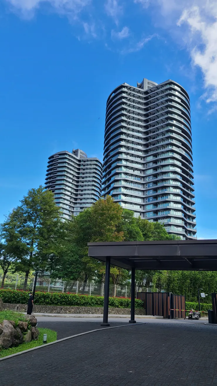 萬通2011的雙塔大樓，曾經是兩岸房地產交流象徵，人定勝天在房地產是個笑話。