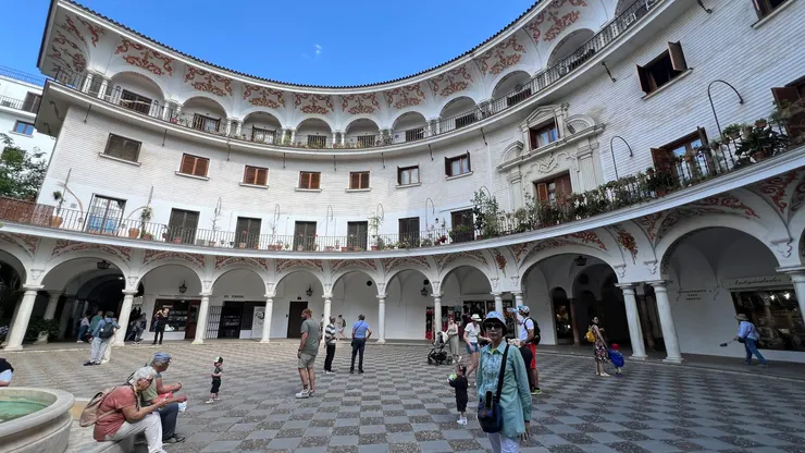 卡比爾多廣場，前方有噴泉，