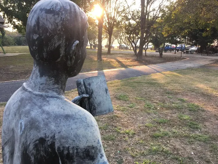 洪醒夫紀念公園內的洪醒夫少年塑像。