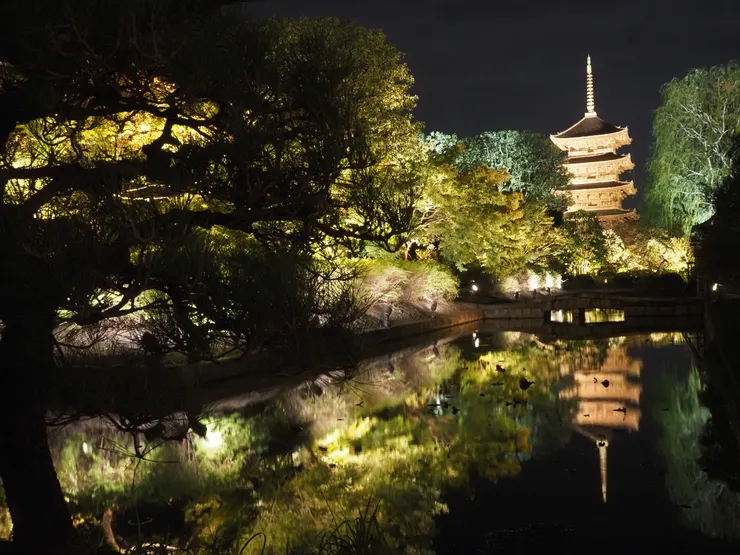 五重塔、倒影與燈光的總和。