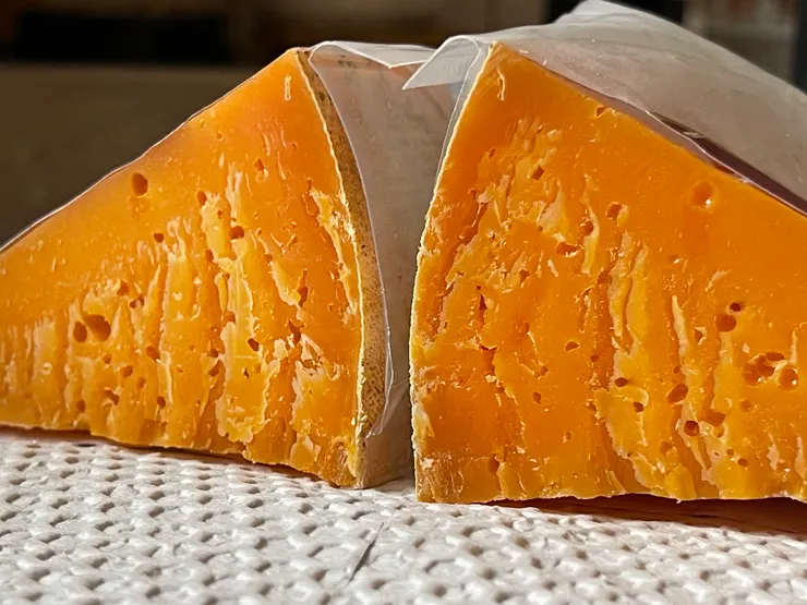 切開的內部橘紅，非常迷人。