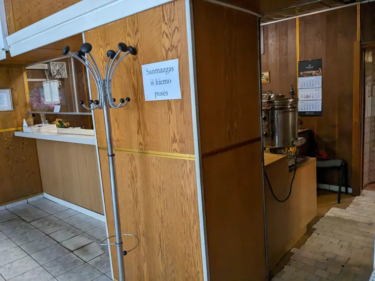 櫃台右方的大不鏽鋼桶就是裝雞湯的容器，用法同茶桶，從下方龍頭直接開關打開裝呈