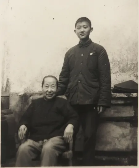 鮑承模從一出生直到四歲，都生活在無錫的外婆家，與外婆感情深厚。圖為1970年鮑承模和外婆在無錫老宅。（博大出版社提供）