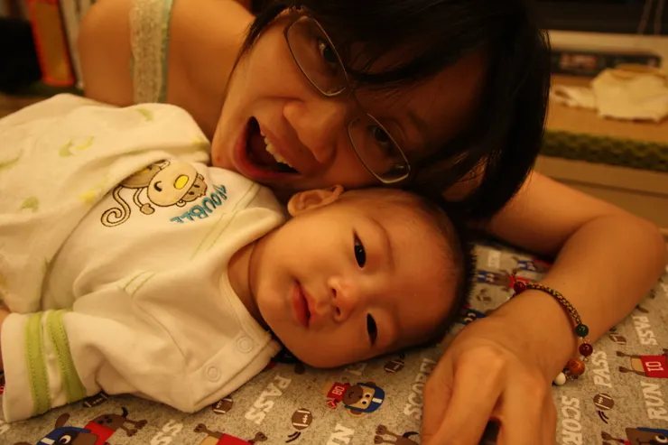 一樣是三個月大的寶寶腦傷的子祐面無表情。 20110824