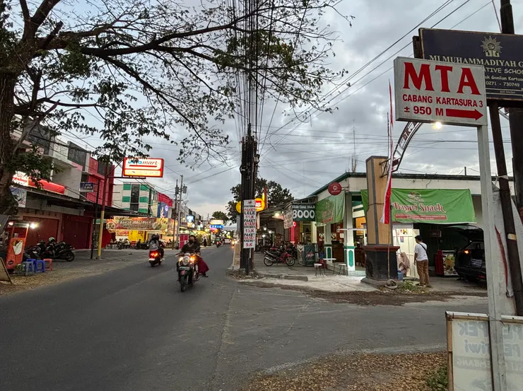 宿舍附近的大學宵夜街，晚上很多人在這裡覓食