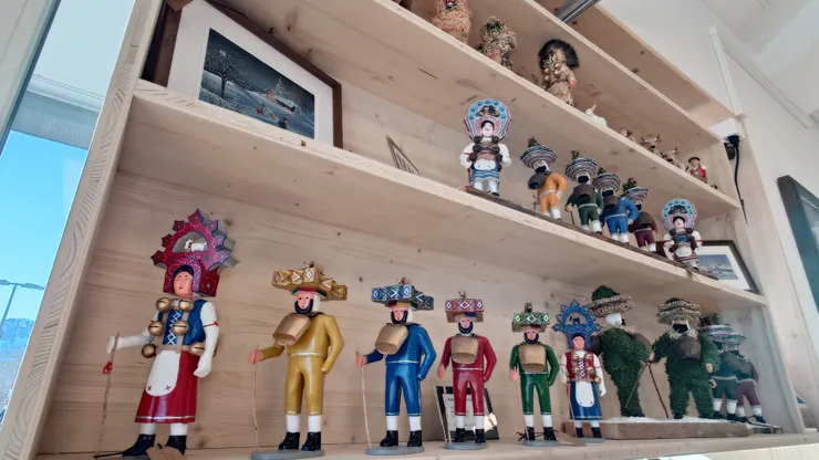 烏爾奈施車站前的「9107 - 手工藝及藝術中心」咖啡廳內展示的除夕老人擺飾,相當精緻。(攝影/陳宜彣)