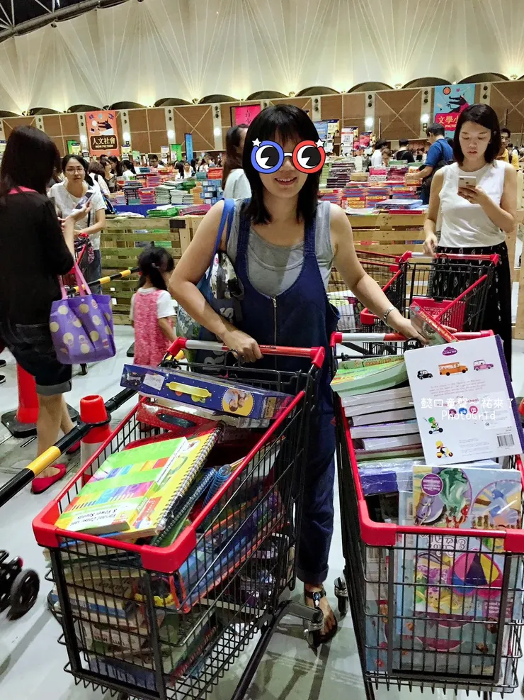 這不是菜籃子，是書籃子。大野狼超級貼心在現場準備很多推車給你盡情買。