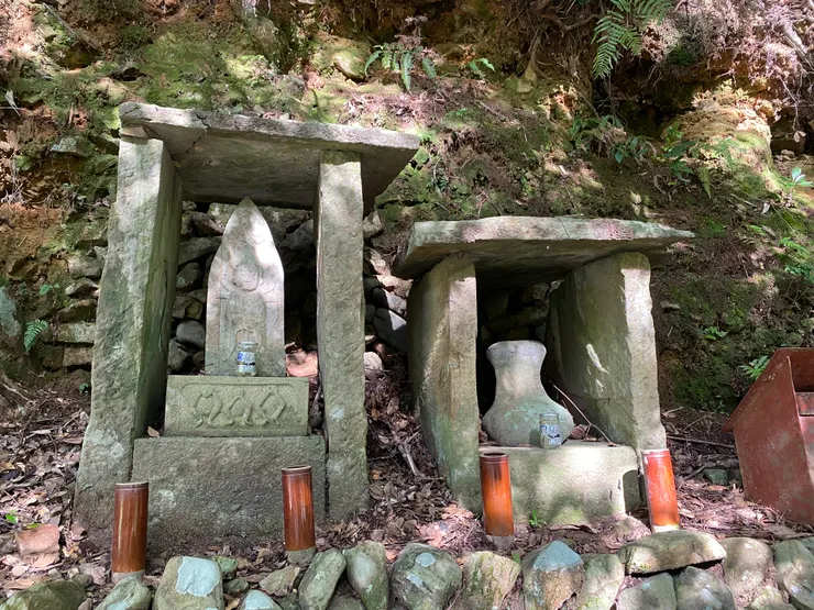 在以前人們會在村莊門口設道祖神跟庚申塔，保佑村內的人們。後來在古道看到就知道村子近了