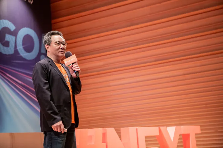 年會由 cacaFly 執行長 Yves 開場，深入探討 AI 模型的發展及其在廣告創意中的應用，展現 cacaFly 對數位趨勢的敏銳洞察。