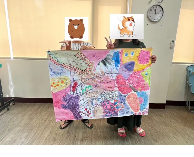 我跟朋友和我們的作品合照