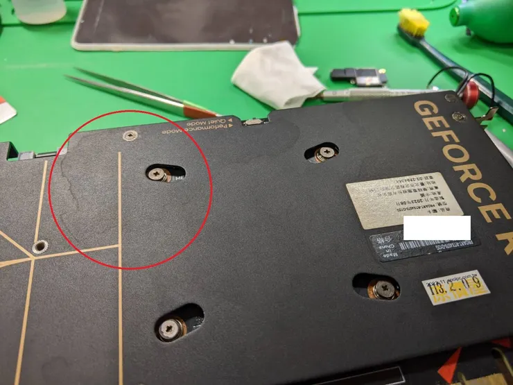 顯卡的背板上就可以明顯看到水漬的痕跡。