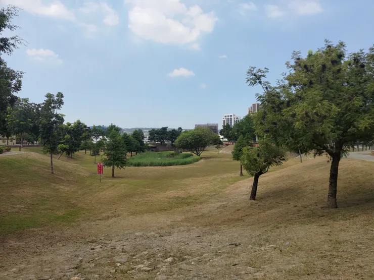 很有趣的地形 滯洪池