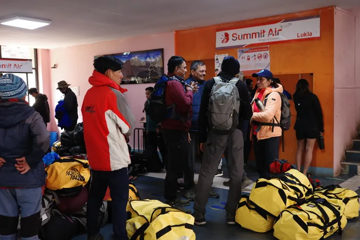 人山人海,行李滿天飛的機場