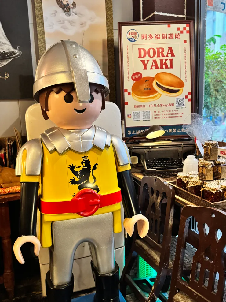 跟大人一樣高的樂高先生