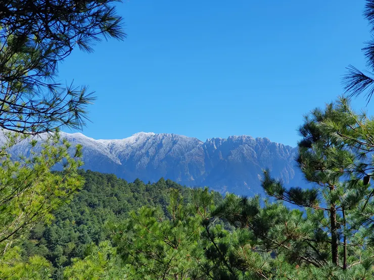 雪線左起圓峰、玉山南峰、東小南山