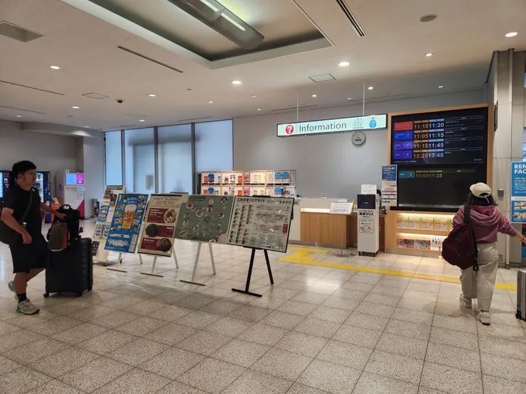 出大廳前的詢問櫃檯