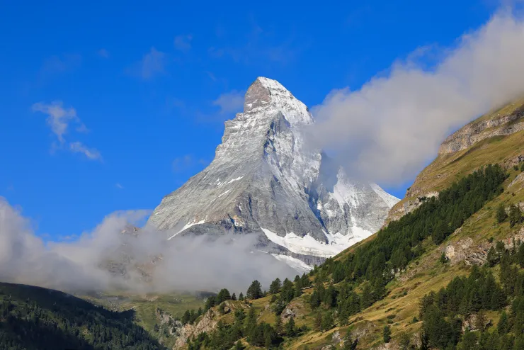從策馬特仰望剛從雲霧中探頭的馬特洪峰
