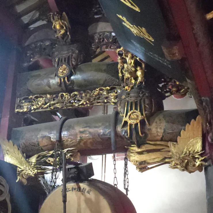 隱藏在1. 鼠的意象：吐綬鼠（松鼠）與多子多孫。 2. 兔的意象：月宮、長壽與吉祥，老匠師留給信眾的「彩蛋」。