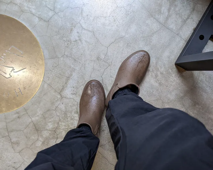 左右腳故意穿反的雨鞋