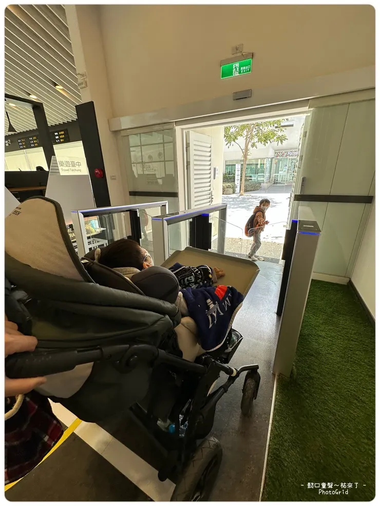 出入口的匣門，祐的輪椅通行還算順利。