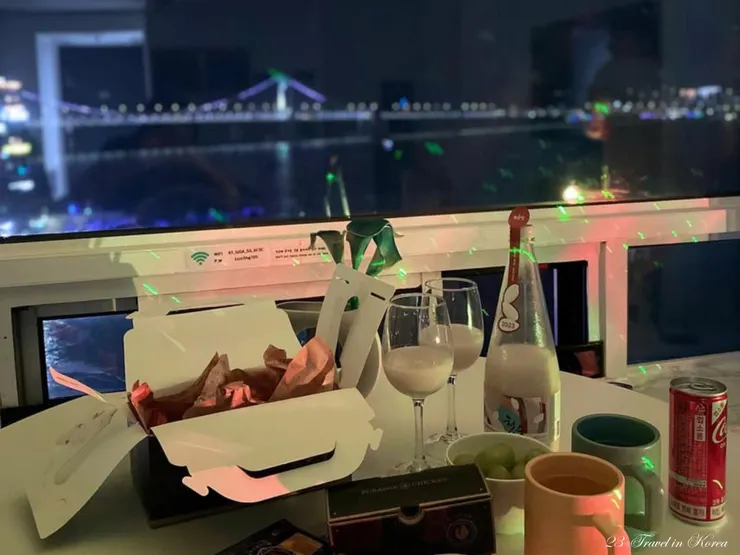 宵夜當然是炸雞!還有我們在市場買的麝香葡萄。