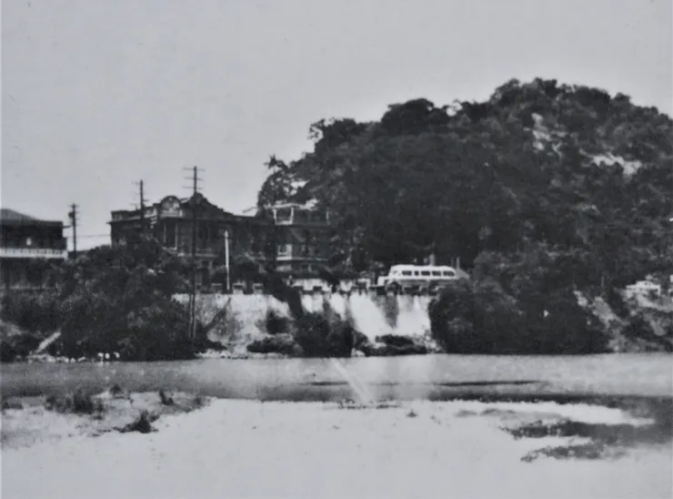 許興泉洋樓早期完整舊照,可見到石門宮