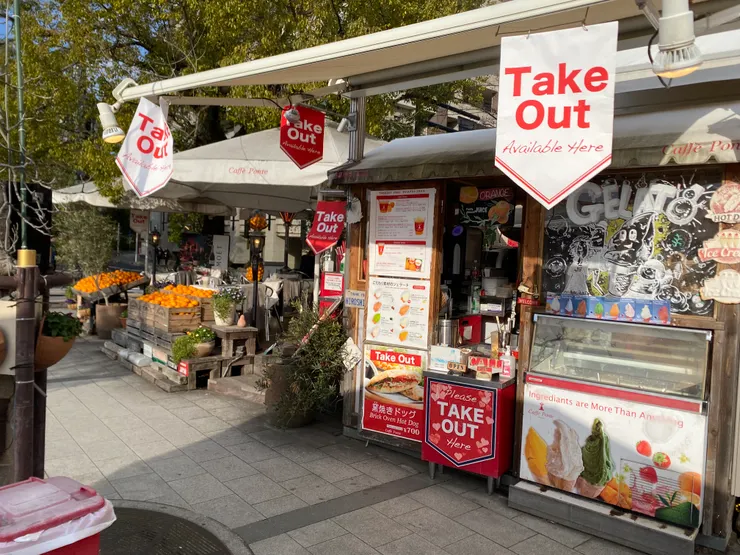 ▲元安橋畔充滿異國風情的街道與店家，擺著滿滿柳橙的就是 Caffe Ponte。