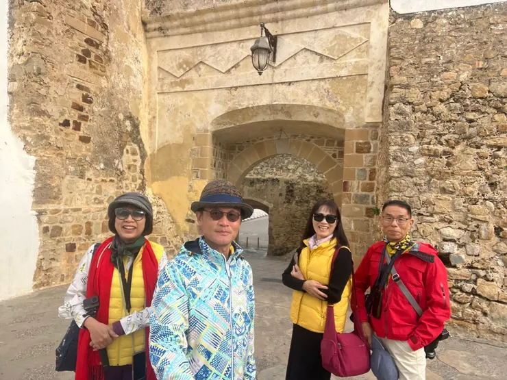 繞一圈又從城門出來了