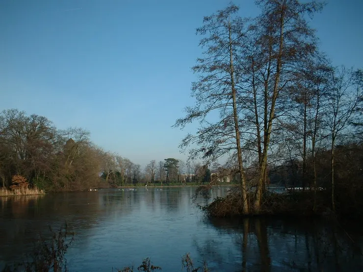 大學的校園佔地廣大，還有一座湖，很適合來此散心！(拍攝於2003/2)