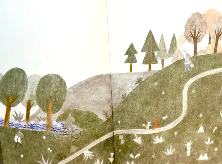 走在蜿蜒森林小路上