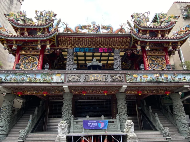 許家祭祀公業捐地興建的「會元洞清水祖師廟」、一樓為許氏祠堂「四美堂」