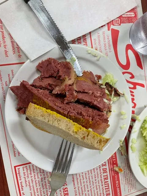 世界聞名的 Schwartz’s Deli 煙熏肉三文治