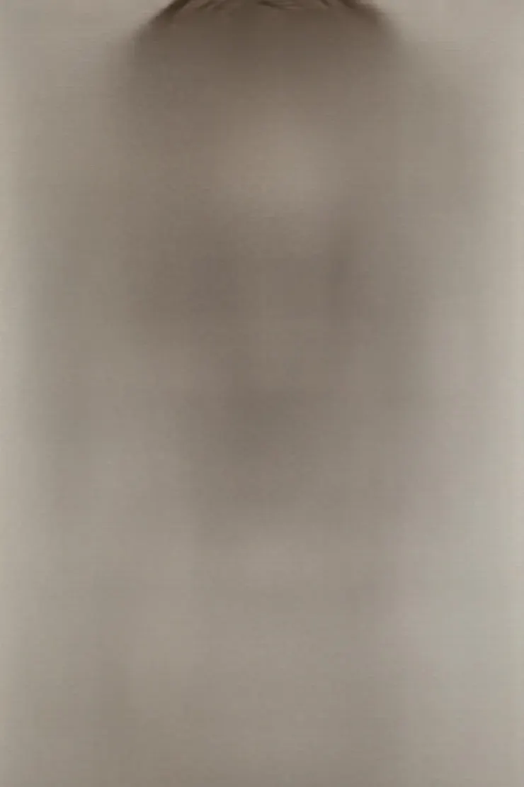 來張用衛生紙擤鼻涕，擤完胸口都是小小衛生紙屑屑的圖片（GPT生成ing）