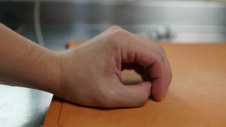 底住刀身避免切到手