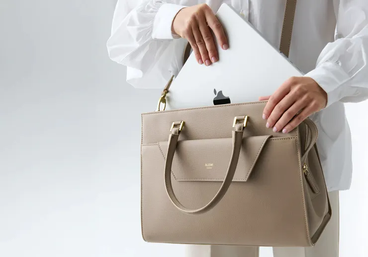 圖片說明：Alemi 的皮件展現了現代女性如何在俐落功能與精緻優雅間取得完美平衡。圖片來源： Alemi Official
