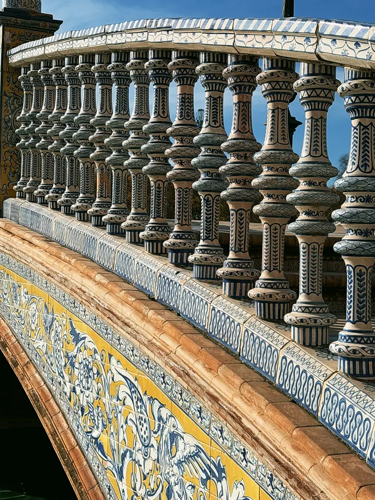 建築體上的每個瓷磚皆呈現出該時代的裝飾藝術風格。