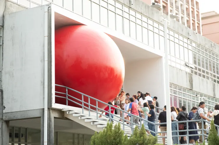 〔圖一〕紅球4/1落腳成大未來館，擠滿合照民眾