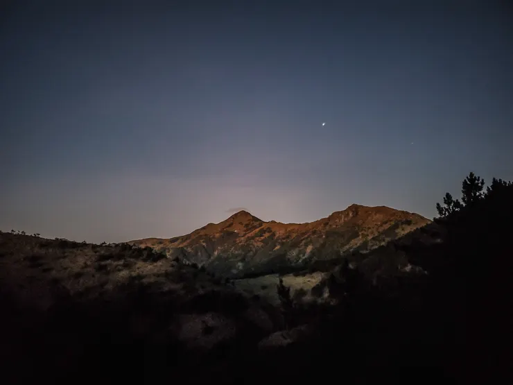 鑲在天邊的明月，嵌在山壁的嘉明湖山屋