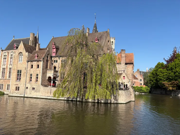 佩雷斯·德·馬爾文達故居，這座莊嚴的晚期哥德式宅邸蘊藏著無數故事。胡安·佩雷斯·德·馬爾文達於16世紀末居住於此。他是聖血兄弟會的成員，該兄弟會負責守護同名聖物。