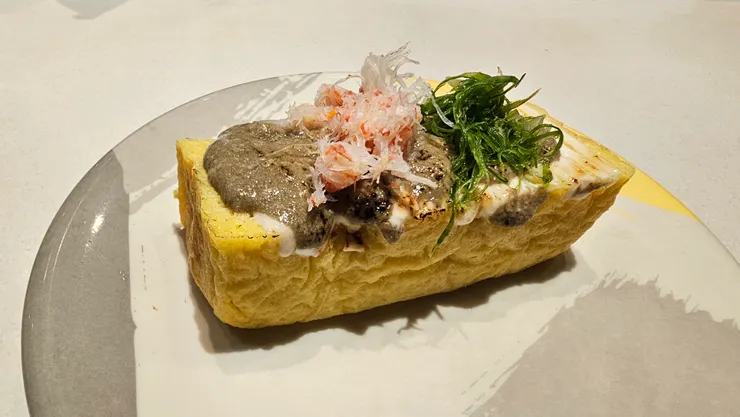 這個玉子燒上面鋪的是蟹醬!